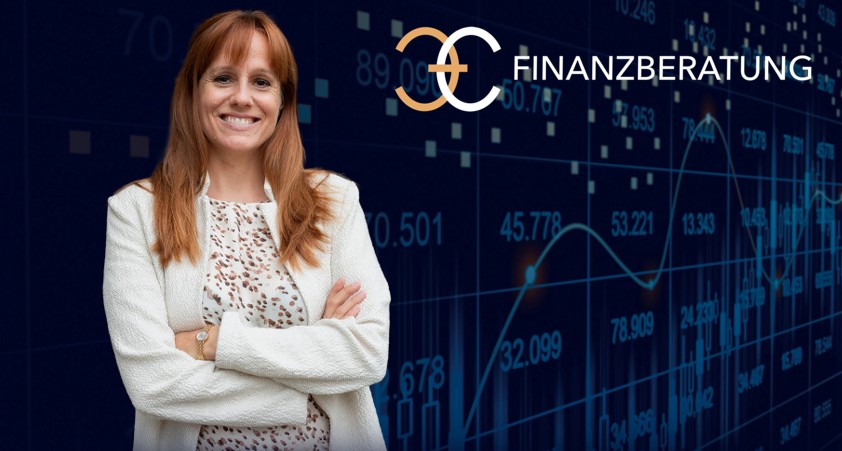 Das Bild zeigt die Finanzberaterin Evelyne Chaubert vor einer Börsentafel mit Kurve